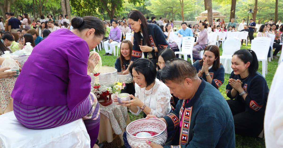 ร่วมพิธีสระเกล้าดำหัวอธิการบดีและผู้อาวุโส