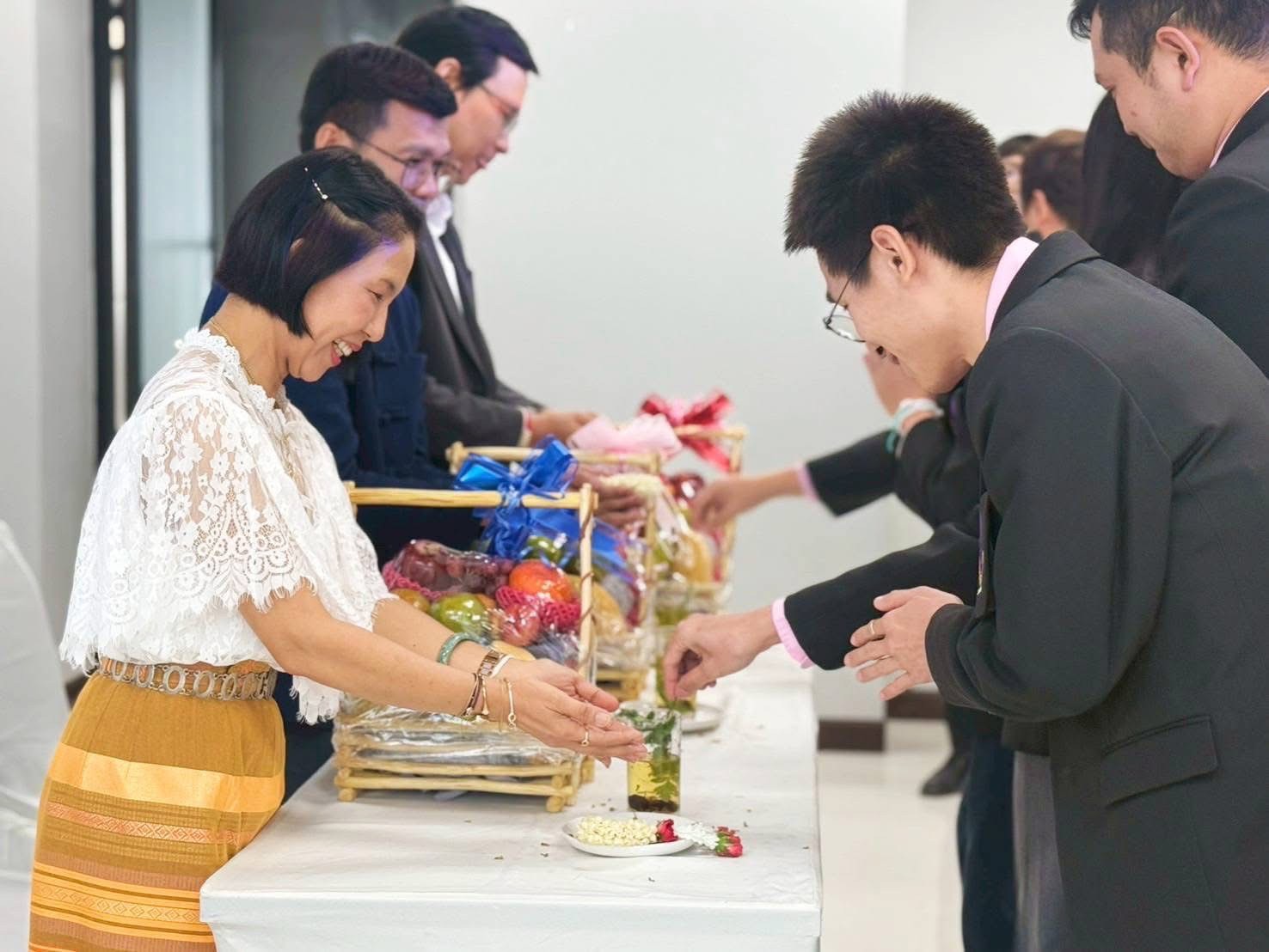 รดน้ำดำหัวคณาจารย์