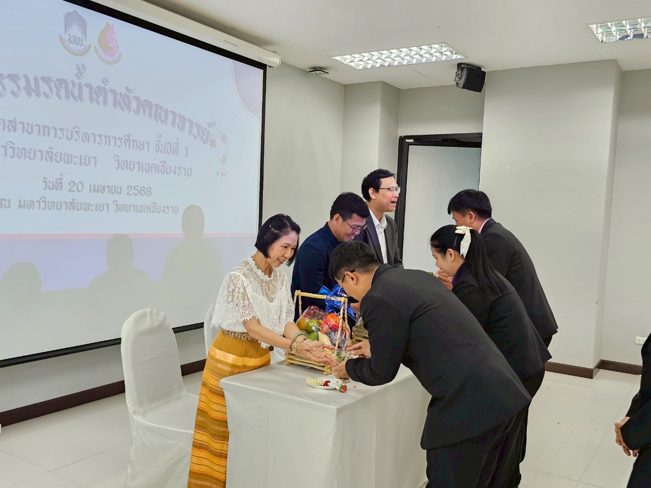 รดน้ำดำหัวคณาจารย์