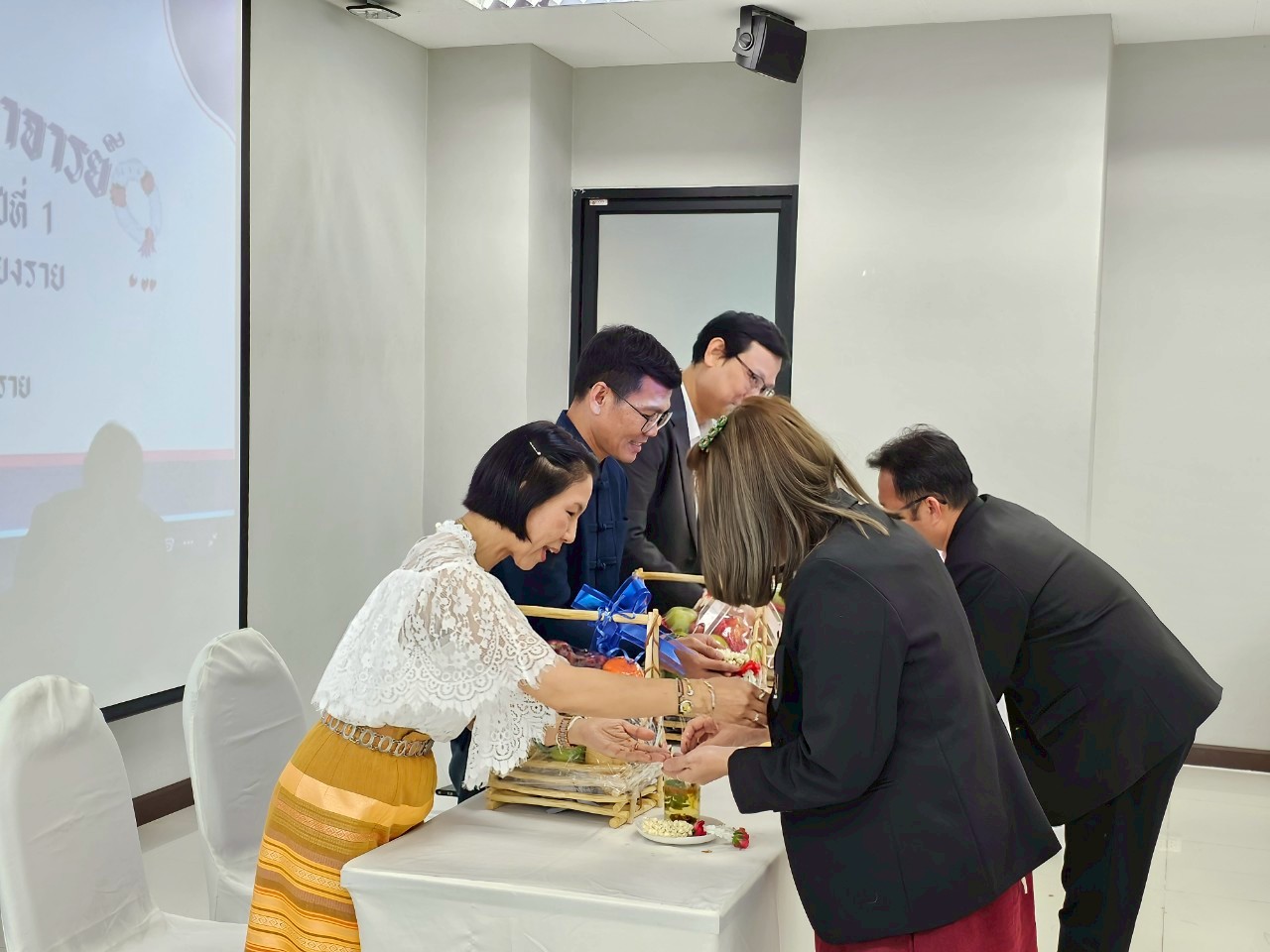 รดน้ำดำหัวคณาจารย์
