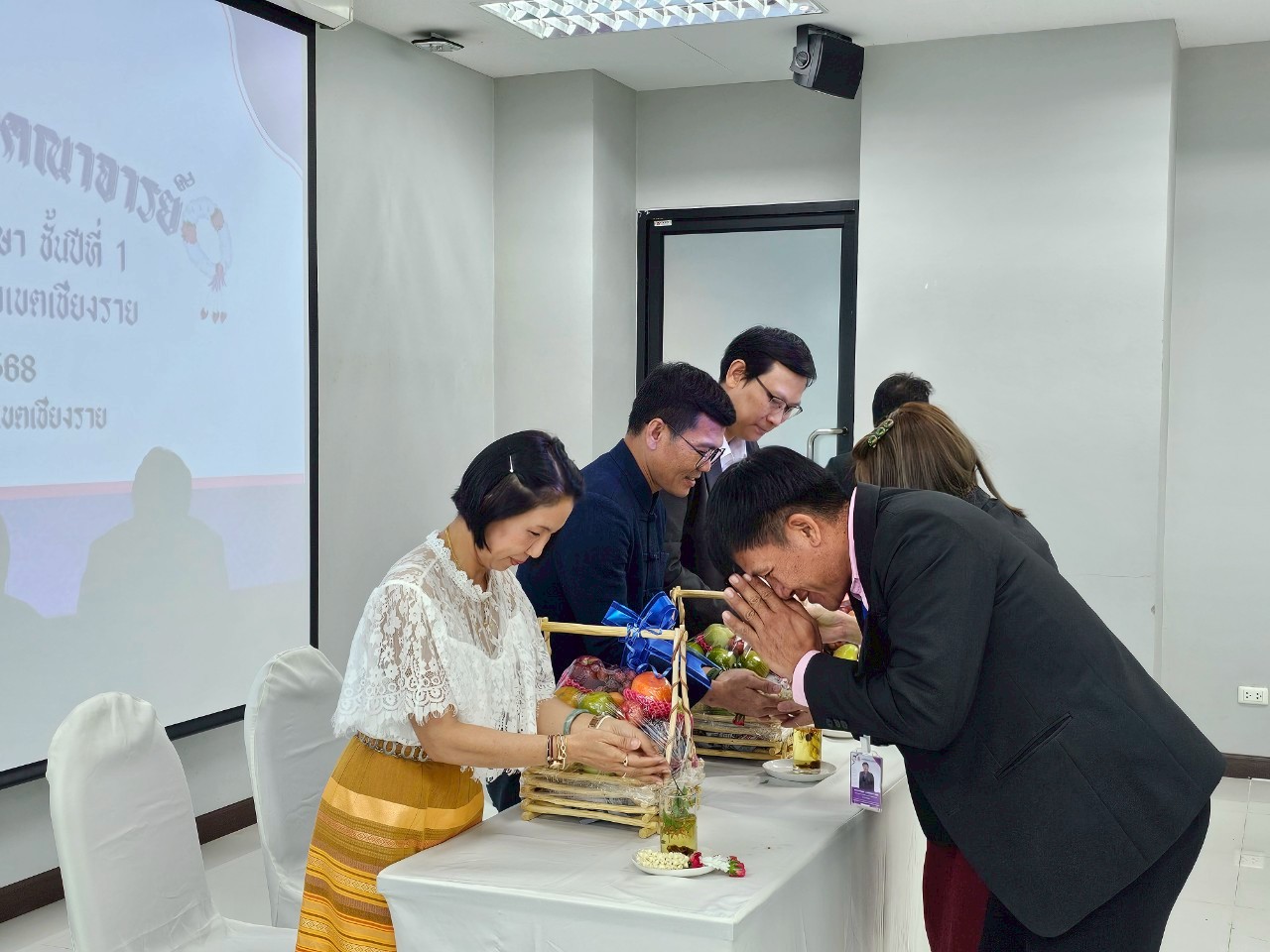 รดน้ำดำหัวคณาจารย์