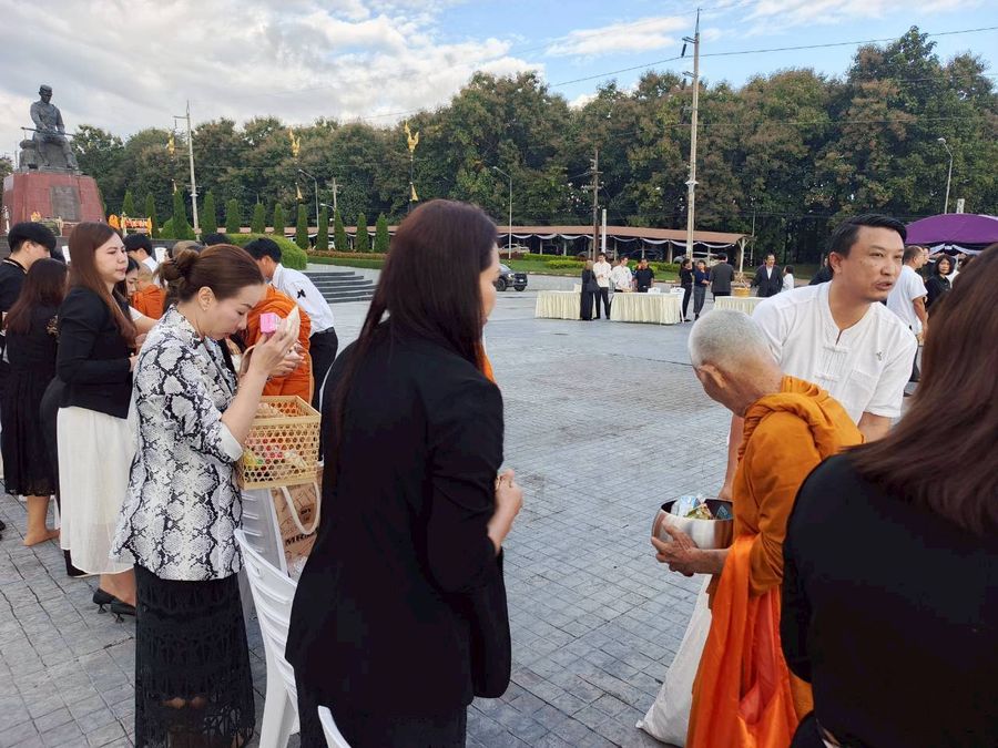 วิทยาเขตเชียงราย ร่วมกิจกรรมตักบาตรบำเพ็ญพระราชกุศล