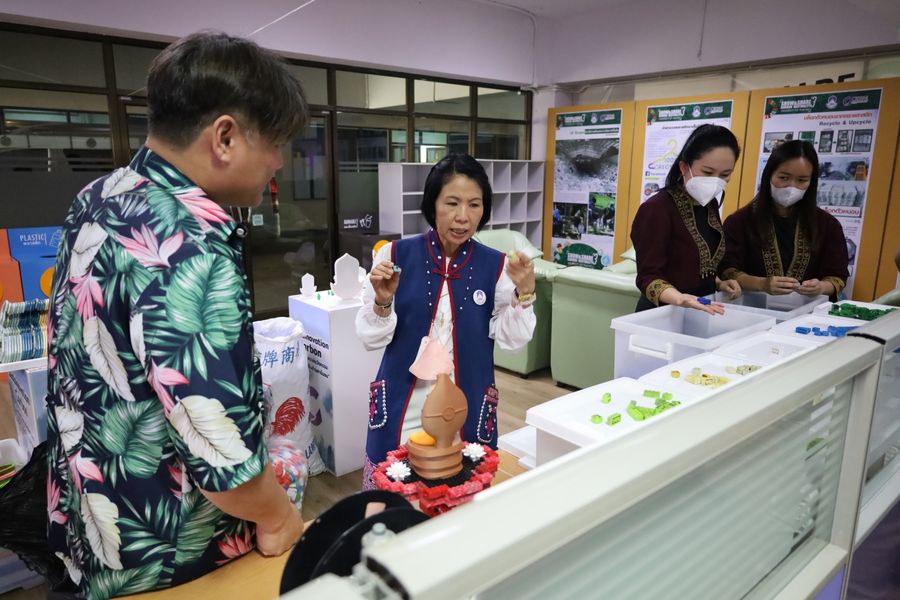 วิทยาเขตเชียงราย มอบฝาขวดน้ำพลาสติกเพื่อแปรรูปเป็นผลิตภัณฑ์รีไซเคิล