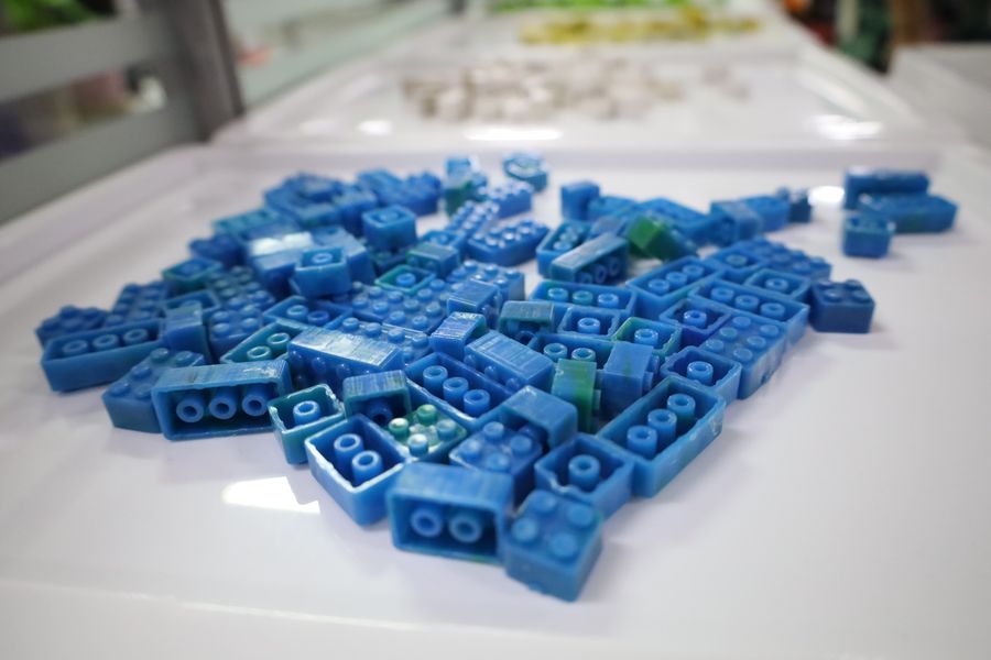 วิทยาเขตเชียงราย มอบฝาขวดน้ำพลาสติกเพื่อแปรรูปเป็นผลิตภัณฑ์รีไซเคิล