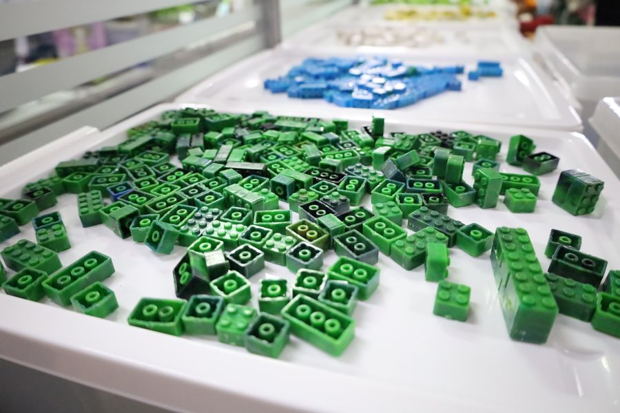 วิทยาเขตเชียงราย มอบฝาขวดน้ำพลาสติกเพื่อแปรรูปเป็นผลิตภัณฑ์รีไซเคิล