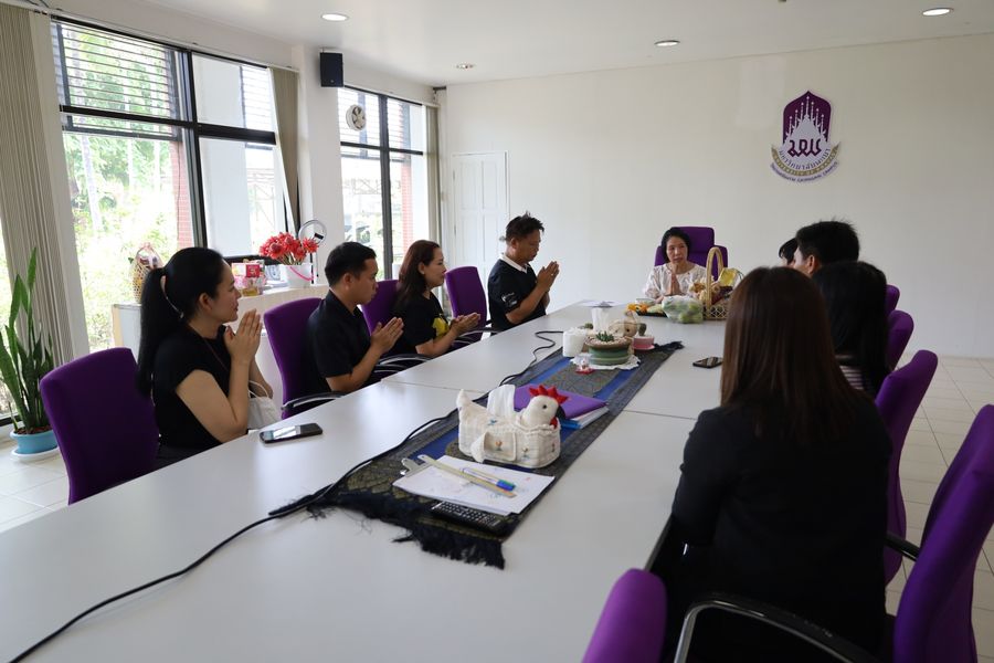 บุคลากรวิทยาเขตเชียงรายร่วมจัดพิธีสระเกล้าดำหัวผู้อำนวยการอย่างพร้อมเพรียง