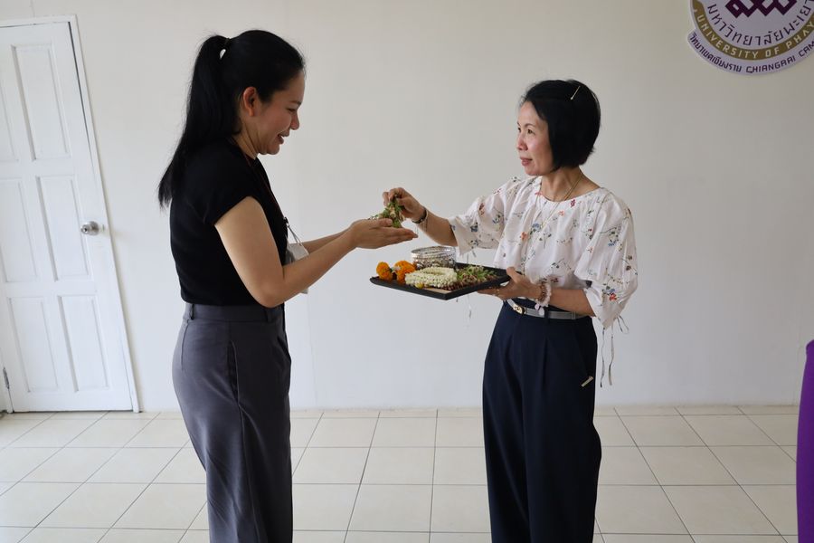 บุคลากรวิทยาเขตเชียงรายร่วมจัดพิธีสระเกล้าดำหัวผู้อำนวยการอย่างพร้อมเพรียง