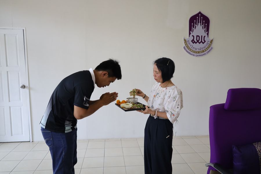 บุคลากรวิทยาเขตเชียงรายร่วมจัดพิธีสระเกล้าดำหัวผู้อำนวยการอย่างพร้อมเพรียง